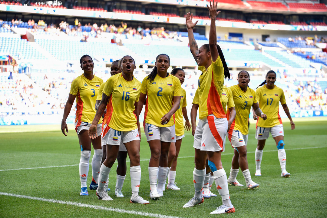 Fotografía cedida por la Federación Colombiana de Fútbol (FCF) de jugadoras de Colombia celebrando un gol contra Nueva Zelanda este domingo, durante un partido de fútbol femenino en los Juegos Olímpicos Paris 2024, en Lyon (Francia). EFE/ FCF)