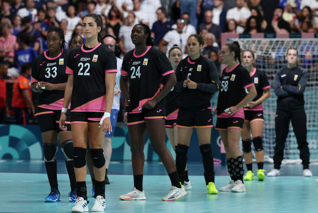 Las jugadoras españolas tras la derrota ante Angola este domingo, en el partido de ronda preliminar del Grupo B de Balonmano Femenino, parte de los Juegos Olímpicos de París 2024, en la capital fancesa. EFE/ Kiko Huesca