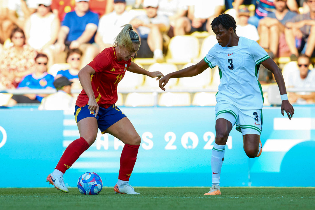 La centrocampista de la selección española Alexia Putellas (i) controla la pelota ante una jugadora de Nigeria en el segundo partido de la fase de grupos de los Juegos Olímpico de París 2024. EFE/David Aliaga/RFEF