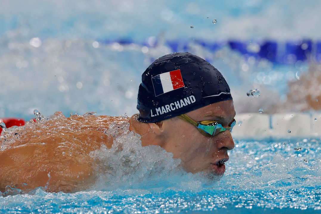 El francés Leon Marchand compite en la final de 400m Estilos Individual Masculino, en La Defense Arena en Nanterre, Francia, con motivo de los Juegos Olímpicos París 2024, este domingo. EFE/ Lavandeira Jr