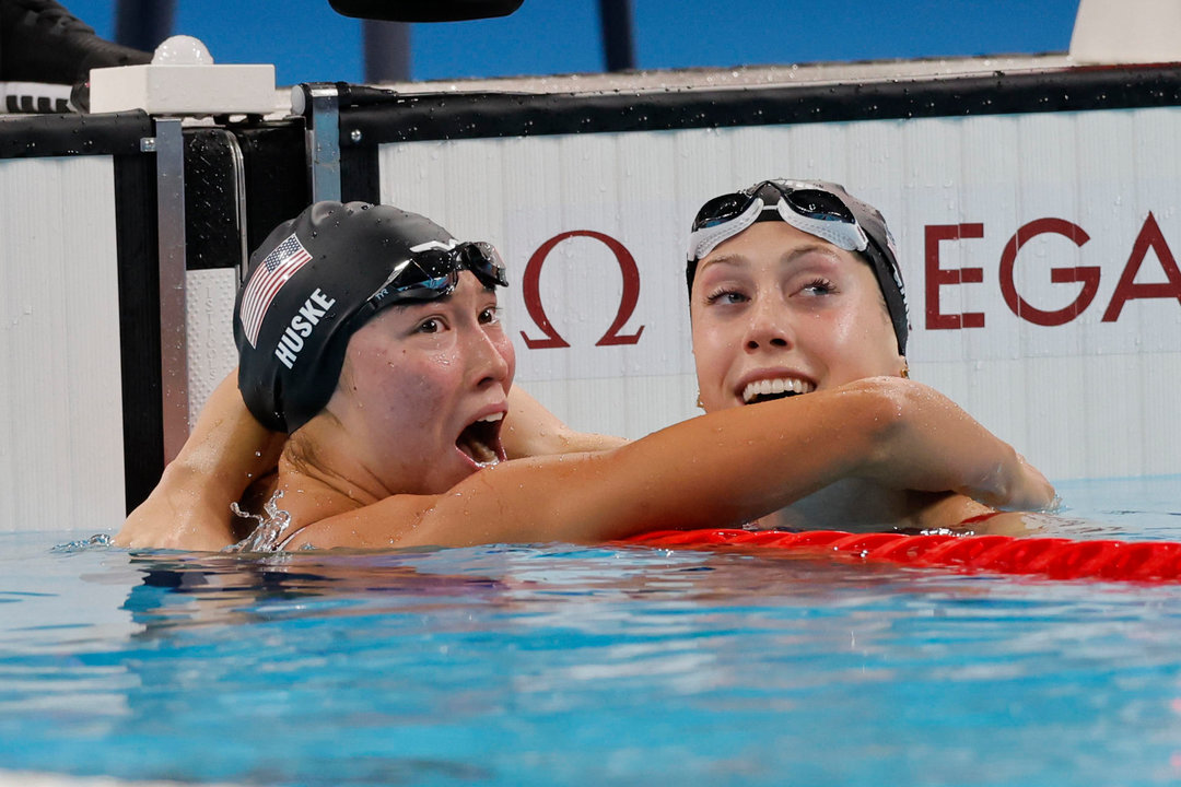 Las nadadoras estadounidenses, Torri Huske (i-oro) y Gretchen Walsh (d-plata) reaccionan tras la final de 100m Mariposa Femenino, en La Defense Arena en Nanterre, Francia, con motivo de los Juegos Olímpicos París 2024, este domingo. EFE/ Lavandeira Jr