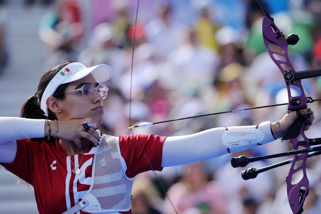 Ana Vazquez, del equipo mexicano femenino de tiro con arco en los Inválidos, de Francia. EPA/MARTIN DIVISEK