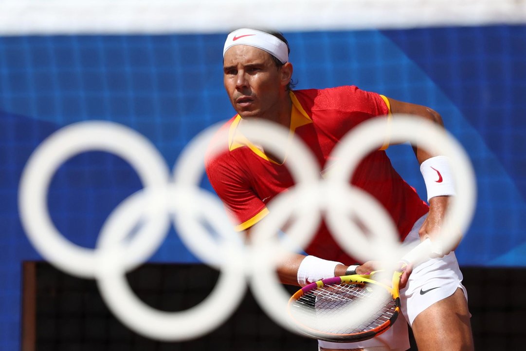 El tenista español Rafael Nadal devuelve la bola al húngaro Marton Fucsovics en la primera ronda individual masculina de los Juegos Olímpicos de París 2024 en la pista Philippe-Chatrier del complejo de tenis Roland Garros, este domingo en París, Francia. EPA/DIVYAKANT SOLANKI