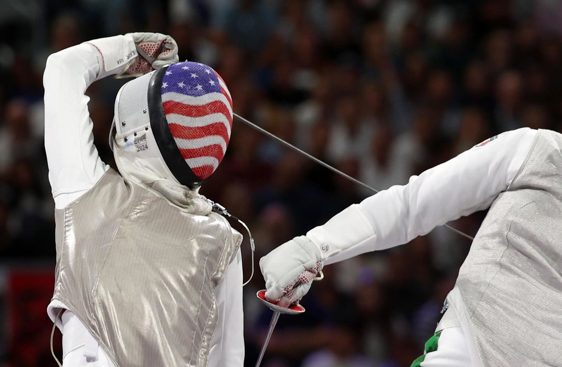 La estadounidense Lee Kiefer logró este domingo su segunda medalla de oro olímpico consecutiva en florete femenino. EPA/RITCHIE B. TONGO