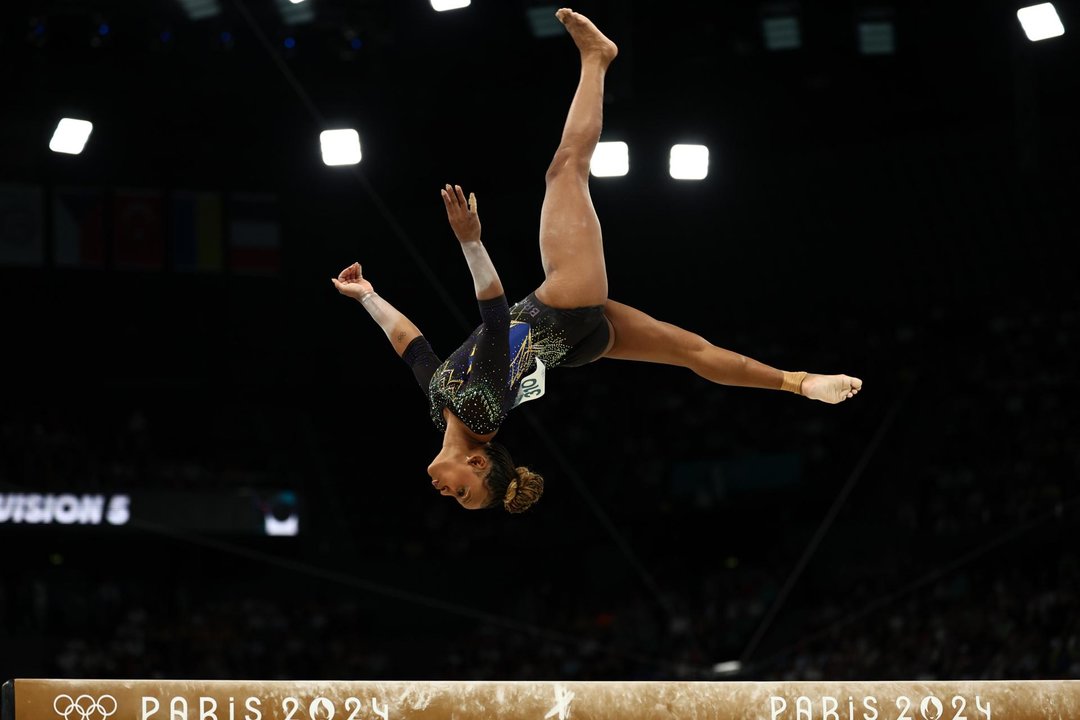 La brasileña Rebeca Andrade en el Bercy Arena en París, Francia. EFE/EPA/ANNA SZILAGYI