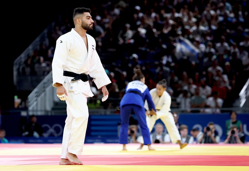 Tohar Butbul de Israel sale de la lona después de que su oponente Messaoud Redouane Dris de Argelia no se haya presentado. Butbul fue declarado ganador por defecto en la ronda eliminatoria masculina de -73kg de los Juegos Olímpicos de París 2024, en el estadio Champs-de-Mars de París, Francia. EFE/EPA/DANIEL IRUNGU