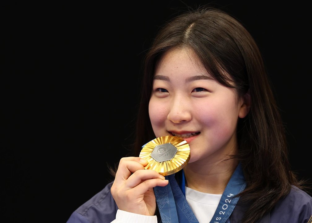 Hyojin Ban de Corea del Sur posa durante la ceremonia de entrega de medallas de 10 metros rifle femenino de las competiciones de tiro en los Juegos Olímpicos de París 2024. EFE/EPA/VASSIL DONEV