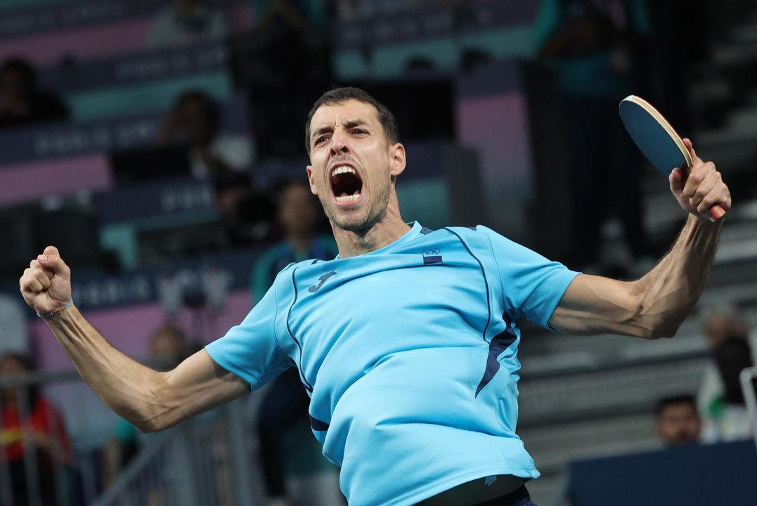 El español Álvaro Robles celebra la victoria contra el austriaco Daniel Habesohn en los Juegos Olímpicos de París 2024. EFE/EPA/TERESA SUÁREZ