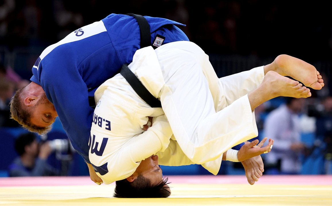 El judoca español Salvador Cases perdió este lunes en los octavos de final de los Juegos Olímpicos de París en los -73 kilos ante el mongol Erdenebayar Batzaya. EFE/EPA/DANIEL IRUNGU