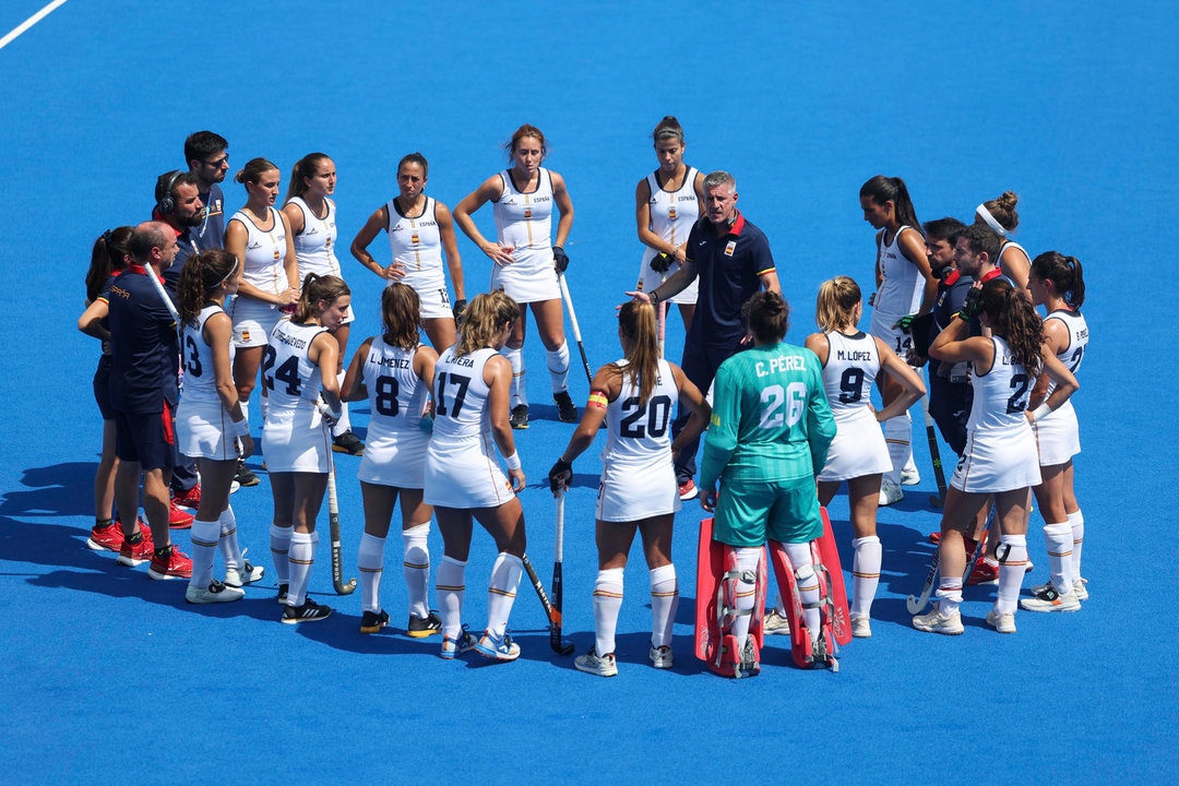 COLOMBES, 29/07/2024.- El seleccionador español de hockey femenino, Carlos García Cuenca (c-d), se dirige a sus jugadoras durante un descanso del partido contra Estados Unidos. EFE/ Sashenka Gutiérrez