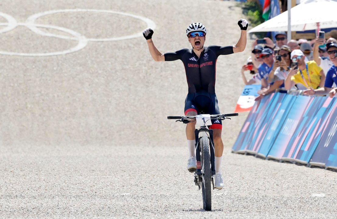 El británico Thomas Pidcock en el Elancourt Hill, París, Francia. EFE/EPA/TOLGA AKMEN