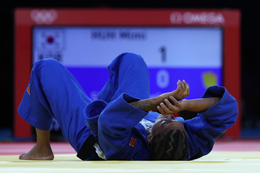 La brasileña Rafaela Silva reacciona ante la japonesa Mimi Huh durante la semifinal de la categoría de -57kg femenino de Judo parte de los Juegos Olímpicos de París 2024 este lunes, en el Champ de Mars Arena de la capital francesa. EFE/ Kiko Huesca