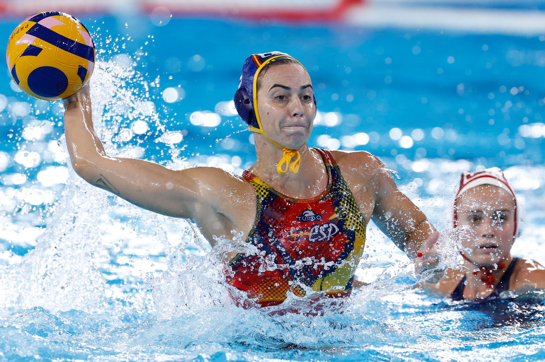 La lateral española Bea Ortiz (i) lanza ante Estados Unidos este lunes, durante el partido del Grupo B de la ronda preliminar de Waterpolo Femenino de los Juegos Olímpicos de París 2024, en el Centro Acuático de la capital francesa. EFE/ Miguel Toña