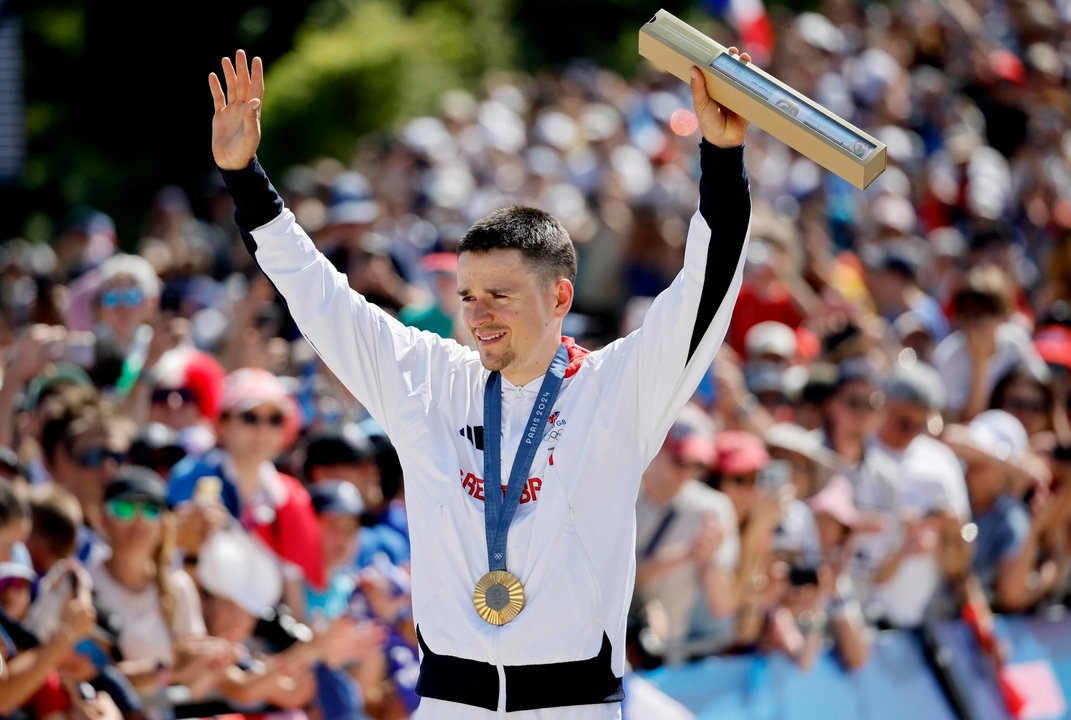 El británico Tom Pidcock, doble campeón olímpico de bicicleta de montaña, celebra su triunfo en la prueba de montaña. EFE/EPA/TOLGA AKMEN