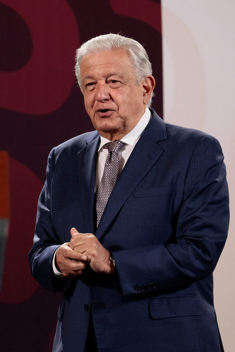 El presidente de México, Andrés Manuel López Obrador habla durante su conferencia de prensa matutina en el Palacio Nacional, este lunes, en Ciudad de México (México). EFE/ José Méndez