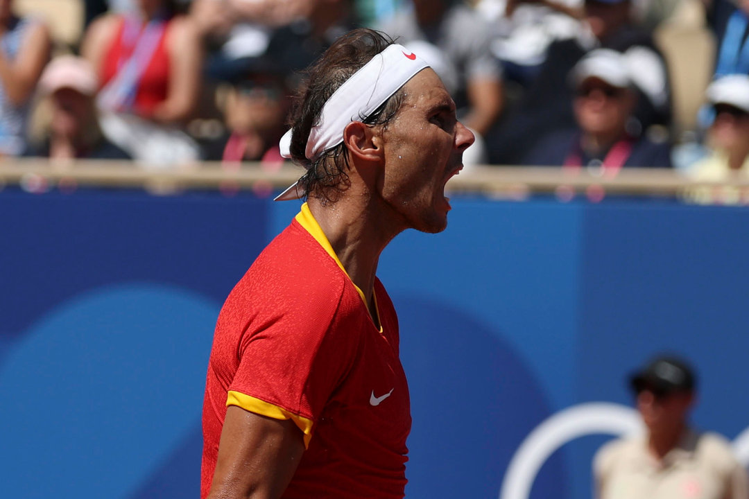 El tenista español Rafa Nadal reacciona tras una jugada ante el serbio Novak Djokovic durante el partido celebrado en el marco de los Juegos Olímpicos de París, este lunes. EFE/ Juanjo Martín