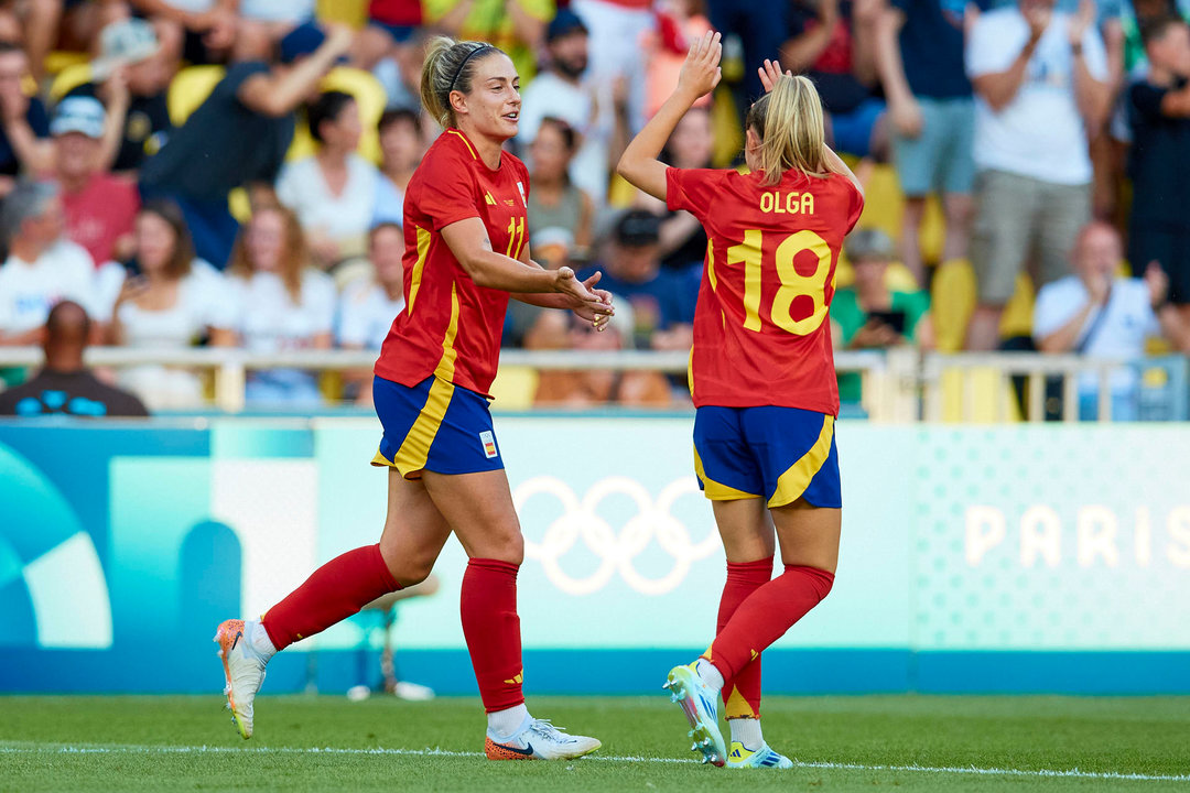 La delantera de la selección española Alexia Putellas (i) celebra con su compañera Olga el gol ante Nigeria en el segundo partido de la fase de grupos de los Juegos Olímpico de París 2024. EFE/David Aliaga/RFEF