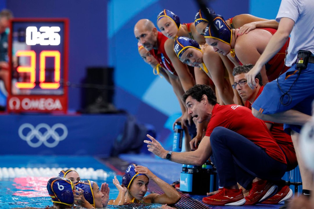 Miki Oca, seleccionador del equipo femenino español de waterpolo, da indicaciones a sus jugadoras en el centro Acuático de París, Francia. EFE/EPA/CAROLINE BREHMAN