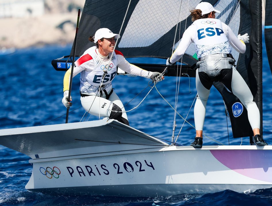 Las españolas Tamara Echegoyen Dominguez y Paula Barcelo Martin en acción durante la prueba de la categoría 49erFX en Marsella, Francia. EFE/EPA/OLIVIER HOSLET