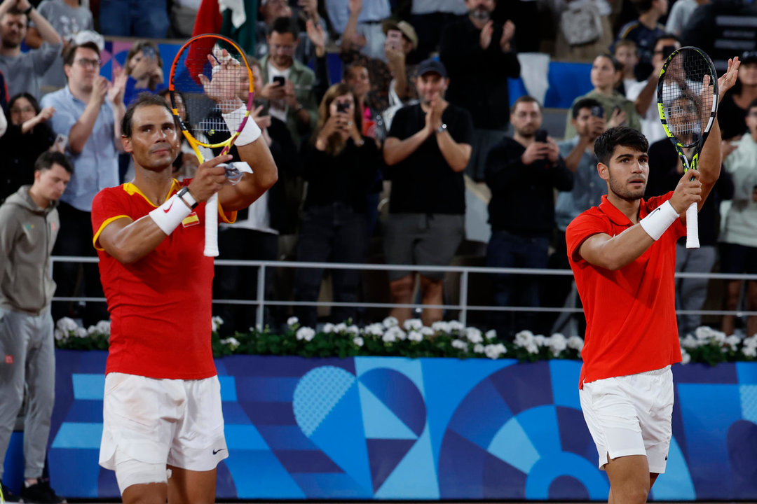 Rafael Nadal (i)y Carlos Alcaraz jugarán estel martes EFE/ Juanjo Martin