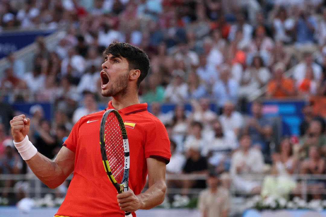 El tenista español Carlos Alcaraz reacciona ante el holandés Tallon Griekspoor durante el partido de tenis de segunda ronda individual masculino celebrado en el marco de los Juegos Olímpicos de París, este lunes, en la pista Pista Philippe-Chatrier de la capital francesa. EFE/ Juanjo Martín