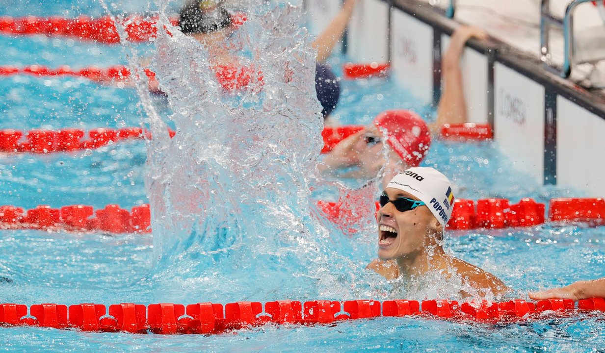 El joven nadador rumano David Popovici tras coronarse este lunes nuevo campeón olímpico de los 200 libre en París, Francia. EFE/EPA/ANNA SZILAGYI