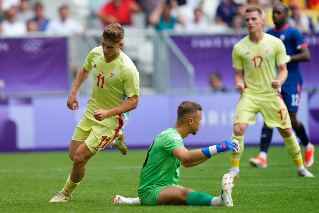 El futbolista español Fermín López (i) tras marcarle un gol a la República Dominicana durante el partido del Grupo C de fútbol masculino de los Juegos Olímpicos de París 2024 disputado en el Estadio de Burdeos. EFE/ M. Reino