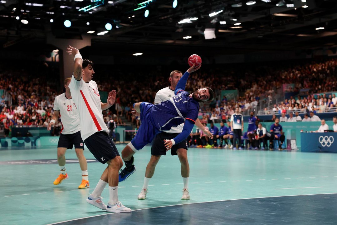 El francés Ludovic Fabregas (c) en acción durante el partido contra Noruega en el South Paris Arena en Paris, Francia. EFE/EPA/RITCHIE B. TONGO