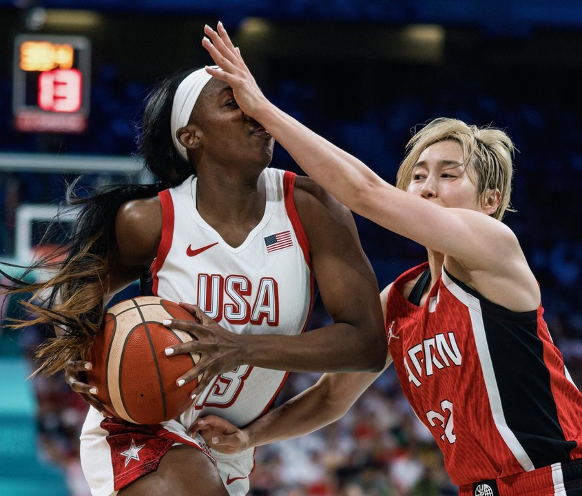 La estadounidense Jackie Young (I) sufre la defensa de la japonesa Saori Miyazaki durante el partido del grupo C jugado en el Pierre Mauroy Stadium en Villeneuve-d'Ascq, Francia. EFE/EPA/ALEX PLAVEVSKI