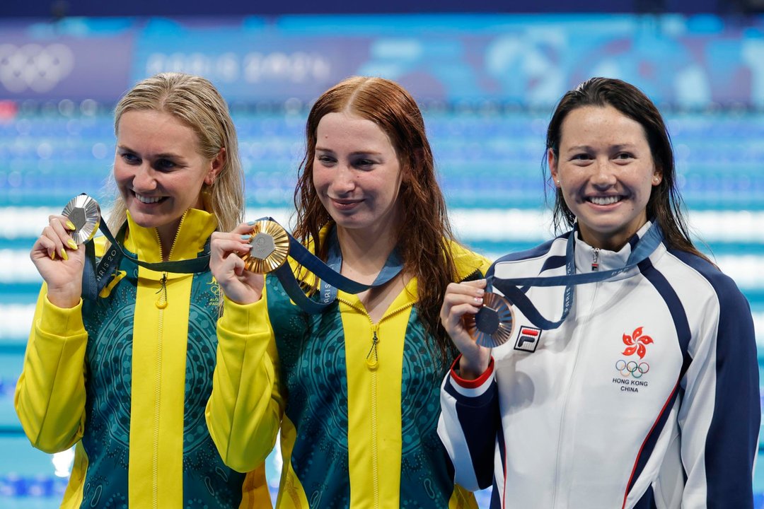 (I-D) Lal medallista de plata Ariarne Titmus, su compatriota Mollie O'Callaghan, y la hongkonesa Siobhan Bernadette Haughey, bronce, tras los 200m libres en los Juegos de París. EFE/EPA/RONALD WITTEK