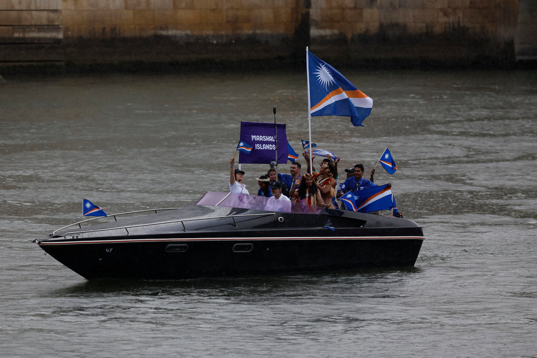 Fotografía de la delegación de las Islas Marshall en la inauguración de los Juegos Olímpicos de París 2024 en el río Sena, el pasado 26 de julio. La prueba de triatlón masculino se ha aplazado para el miércoles, debido a que el agua del Sena no es todavía apta para el baño, anunció la organización. EFE/Julio Muñoz