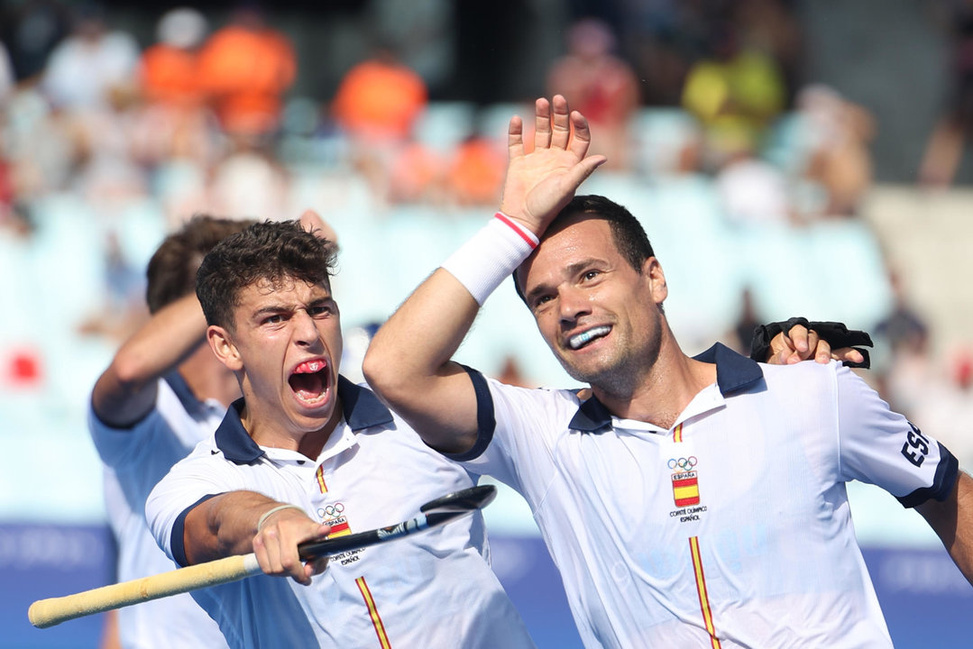 Los jugadores españoles Jordi Bonastre (i) y Álvaro Iglesias (d) celebran tras marcar un gol a Francia durante su partido de hockey sobre hierba de los juegos olímpicos de París 2024 en el estadio Yves-du-Manoir de Colombes (Francia). EFE/ Sashenka Gutiérrez