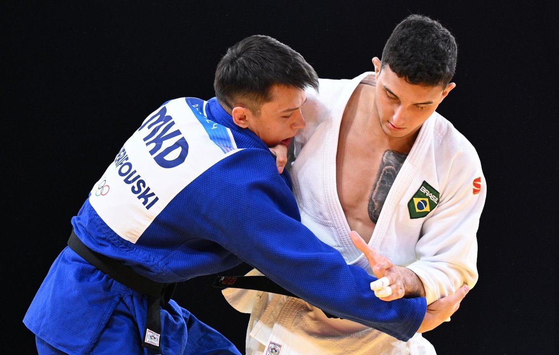 El judoca Guilherme Schimidt, uno de los candidatos de Brasil a lograr medallas, durante el combate con el macedonio Edi Sherifovski (por 11-0, ippon y waza-ari). EFE/EPA/CAROLINE BLUMBERG