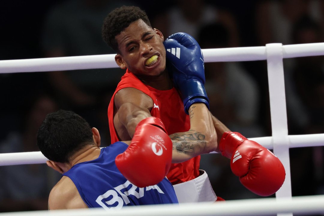 El cubano Alejandro Claro Fiz, en la categoría de 51 kilos, en su combate con el brasileño Michael Douglas da Silva Trindade. EFE/EPA/DANIEL IRUNGU