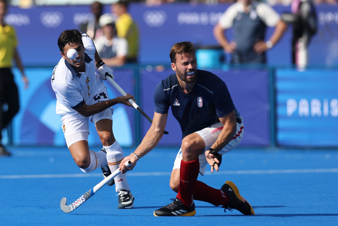 El jugador español Ignacio Rodríguez (i) lucha por la bola con el galo Cristoforo Peters-Deutz (d) durante su partido de hockey sobre hierba de los juegos olímpicos de París 2024 en el estadio Yves-du-Manoir de Colombes (Francia). EFE/ Sashenka Gutiérrez