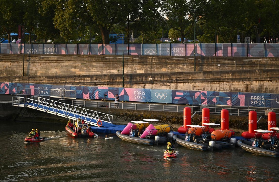 Área de competición del triatlón masculino este martes en el río Sena, en París. EFE/EPA/JOEL CARRETT