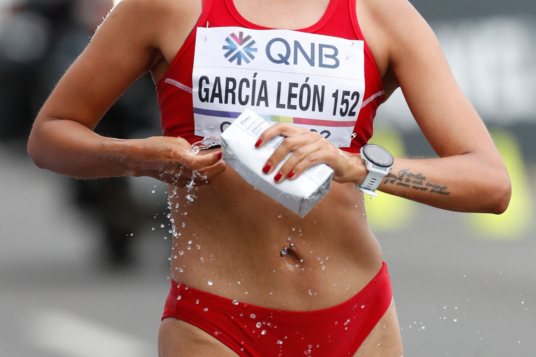 Detalle del dorsal de la atleta peruana Kimberly García-León al hidratarse, durante la prueba femenina de los 35 km marcha de los Campeonatos Mundiales de Atletismo de Eugene (Oregon, EE.UU.). EFE/Alberto Estévez