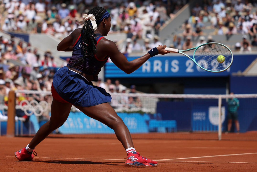 La tenista estadounidense Coco Gauff devuelve de derecha la pelota a la croata Donna Veckik durante el partido de tercera ronda celebrado en los Juegos Olímpicos de París 2024 en París. EFE/Juanjo Martín