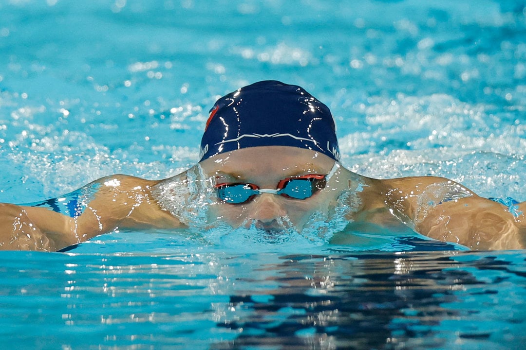 El nadador francés Leon Marchand compite en su serie de los 200m braza masculinos de los Juegos Olímpicos de París 2024 este martes en Nanterre. EFE/ Lavandeira Jr.