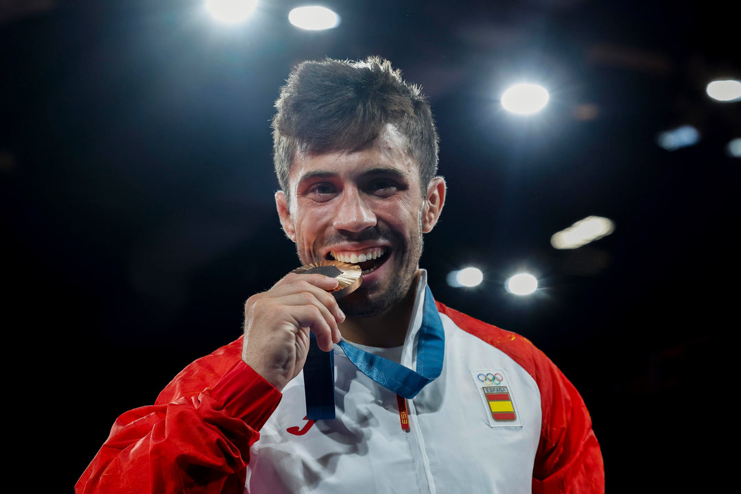 - El judoca español Francisco Garrigos con la medalla de bronce. EFE/ Chema Moya