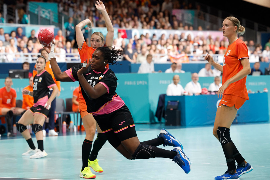 La jugadora de la selección española de balonmano Kaba Gassama (c) tira a puerta en presencia de Kelly Dulfer (d), de Países Bajos, durante el partido de balonmano entre España y Países Bajos en los Juegos Olímpicos París 2024, este martes, en París, Francia. EFE/ Miguel Toña