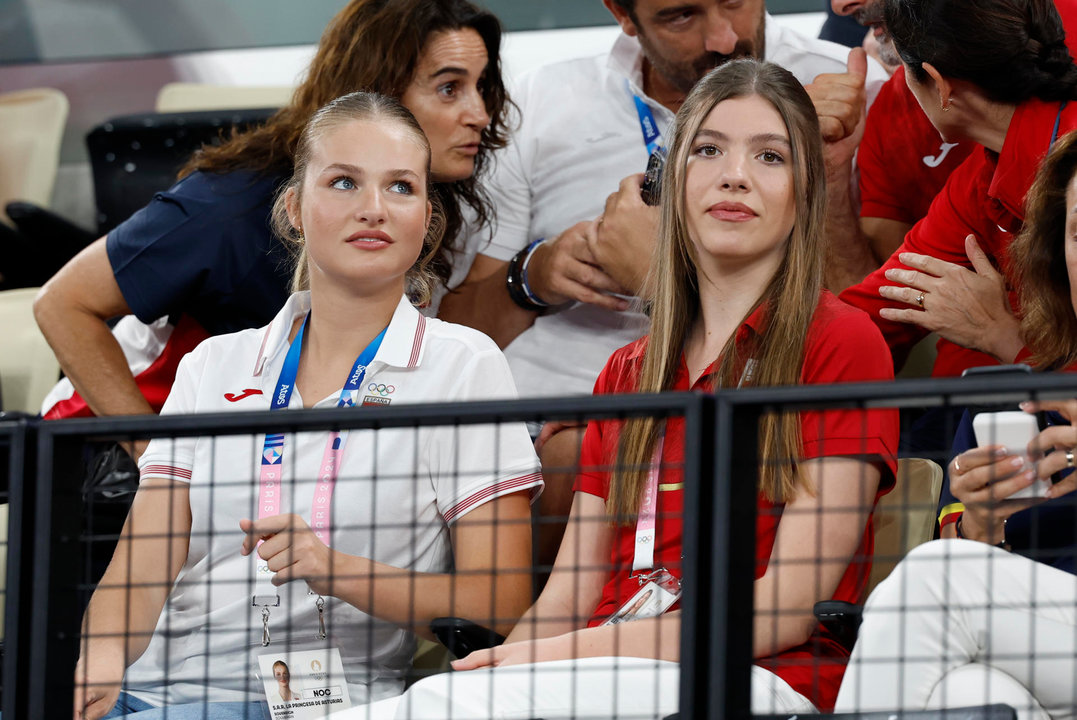 PARÍS, 28/07/2024.- La princesa de Asturias, Leonor de Borbón, y su hermana, la infanta Sofía (d), entre los asistentes al partido de bádminton de la fase de grupos de la competición de bádminton femenino individual de los Juegos Olímpicos de París 2024 que disputan la española Carolina Marín y la suiza Jenjira Stadelmann en el pabellón Arena Porte de Chapelle en París, Francia. EFE/ Julio Muñoz