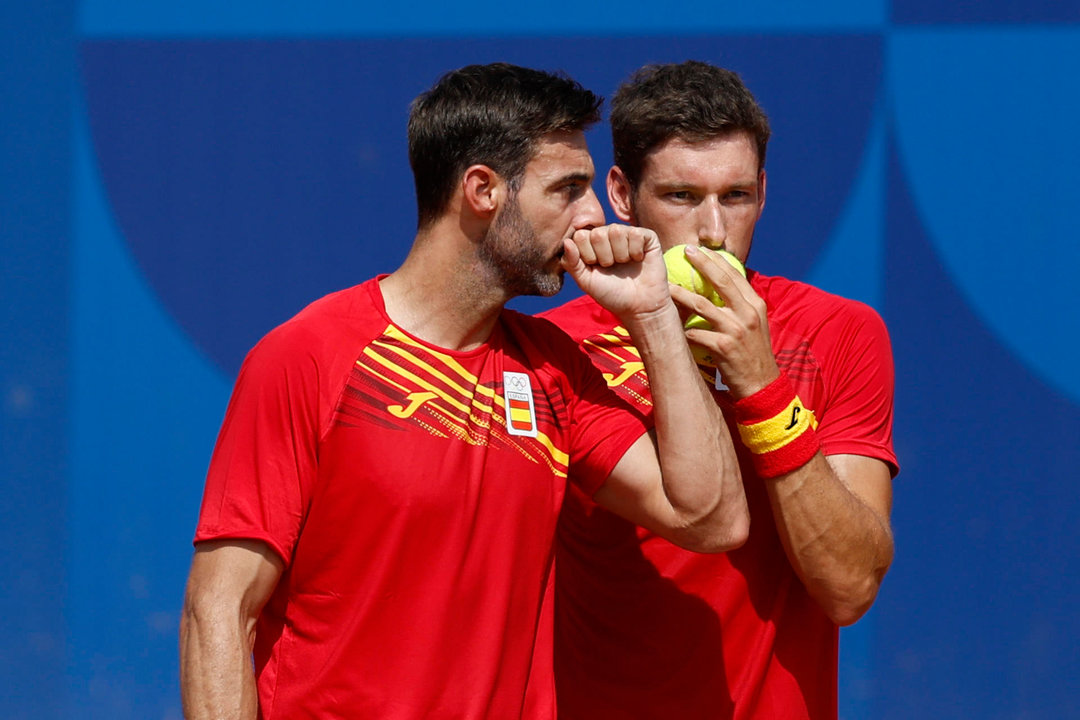 Los tenistas españoles Pablo Carreño (d) y Marcel Granollers conversan ante la pareja australiana compuesta por Matthew Ebden y John Peers este martes, durante el partido de segunda ronda de dobles masculino de tenis, parte de los Juegos Olímpicos de París 2024, en la capital francesa. EFE/ Juanjo Martín