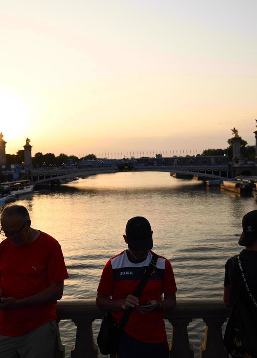 La gente mira el río Sena en el lugar donde se realizará el recorrido del triatlón masculino cerca del Puente Alexandre III durante los Juegos Olímpicos de París 2024 en París, Francia. EFE/ Joel Carrett