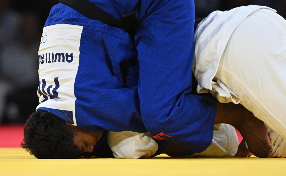 La judoca mexicana Prisca Awiti Alcaraz (azul) durante su combate con la croata Katarina Kristo en Los Campos de Marte, París, Francia. EFE/EPA/CAROLINE BLUMBERG