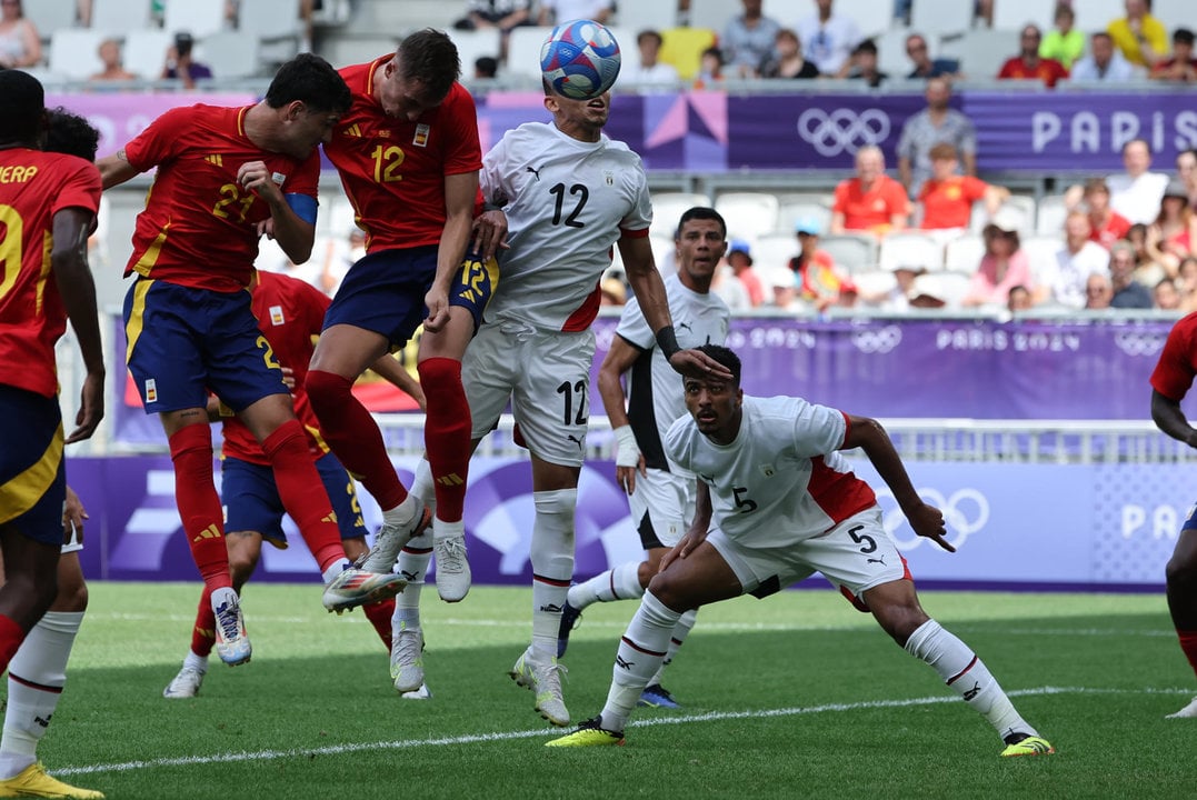 El futbolista español Jon Pacheco (2i) cabecea el balón en presencia de Sergio Camello (i) ante los egipcios Ahmed Koka (2d) y Hossam Abdelmaguid durante su partido del Grupo C de fútbol masculino de los Juegos Olímpicos de París 2024 en el Estadio de Burdeos (Francia) este martes. EFE/ Kiko Huesca