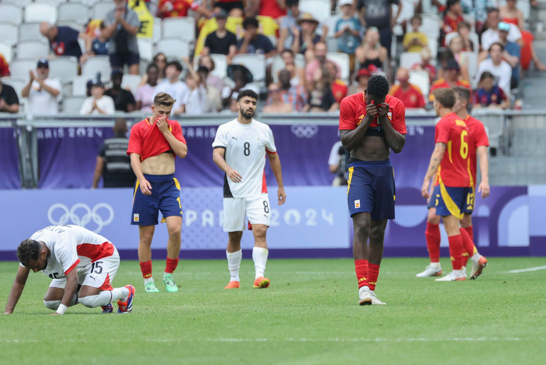 El futbolista español Samuel Omorodion (D) tras el partido del Grupo C de fútbol masculino de los Juegos Olímpicos de París 2024 en el Estadio de Burdeos (Francia) este martes. Egipto ha vencido por 1-2. EFE/ Kiko Huesca