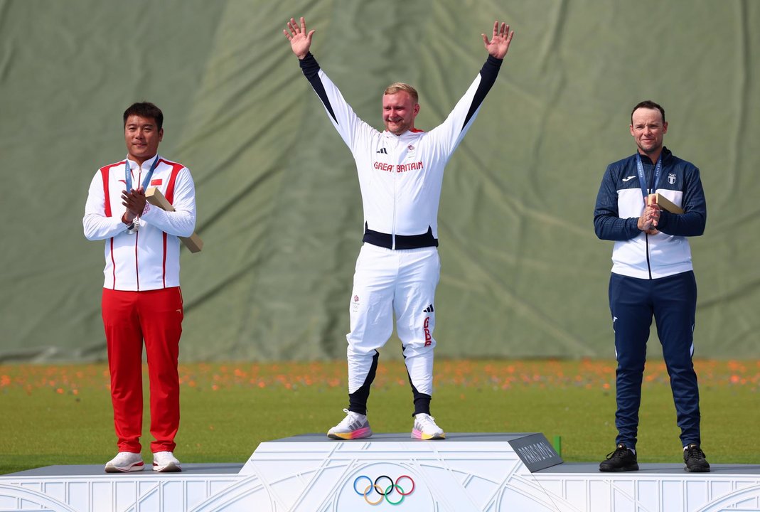 (I-D) El medallista china Ying Qi, Nathan Hales, británico y campeón olímpico, y el guatemalteco y bronce Jean Pierre Brol Cardenas en el podio de Chateauroux, Francia. EFE/EPA/VASSIL DONEV