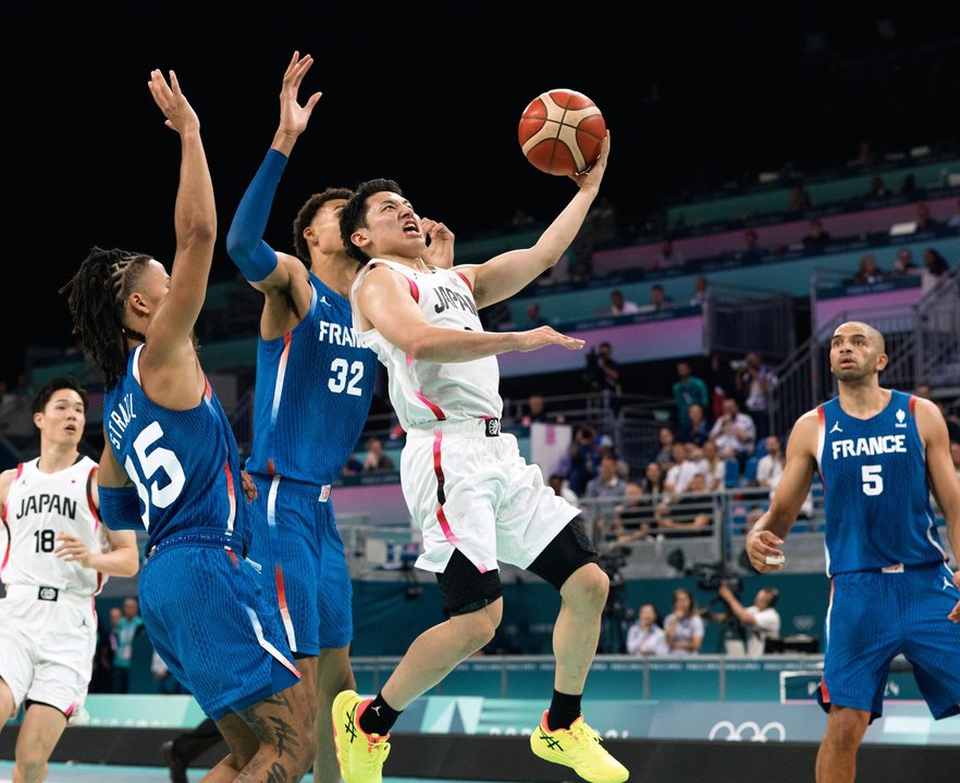 El japonés Yuki Kawamura (2-d) en acción ante el francés Victor Wembanyama en el Pierre Mauroy Stadium en Villeneuve-d'Ascq, Francia. EFE/EPA/ALEX PLAVEVSKI