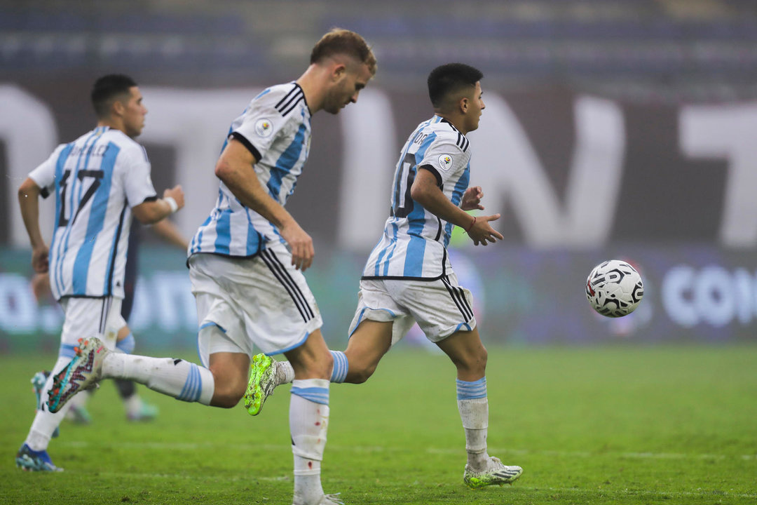 Thiago Almada (d) de Argentina celebra un gol en foto de archivo de Rayner Peña R.EFE